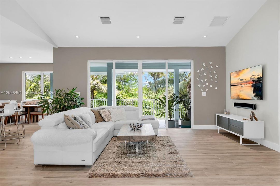 For Sale: $1,975,000 (3 beds, 2 baths, 1761 Square Feet)