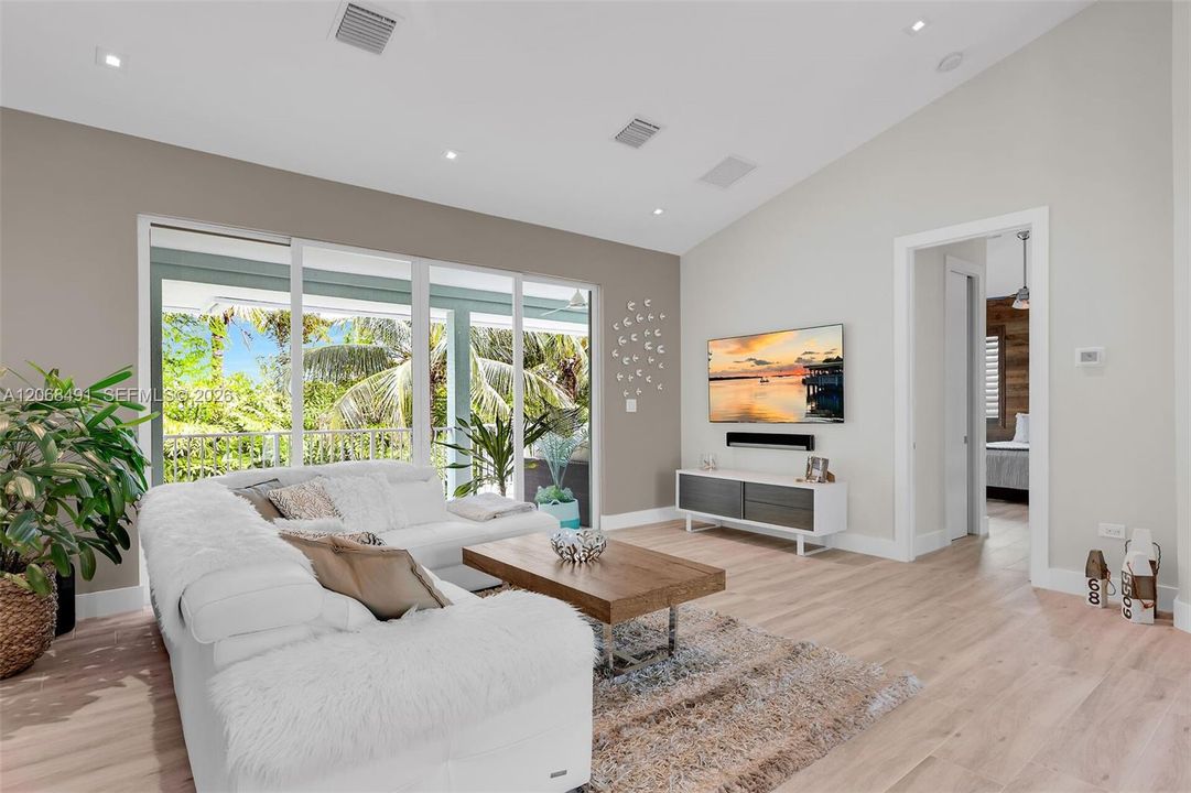 For Sale: $1,975,000 (3 beds, 2 baths, 1761 Square Feet)