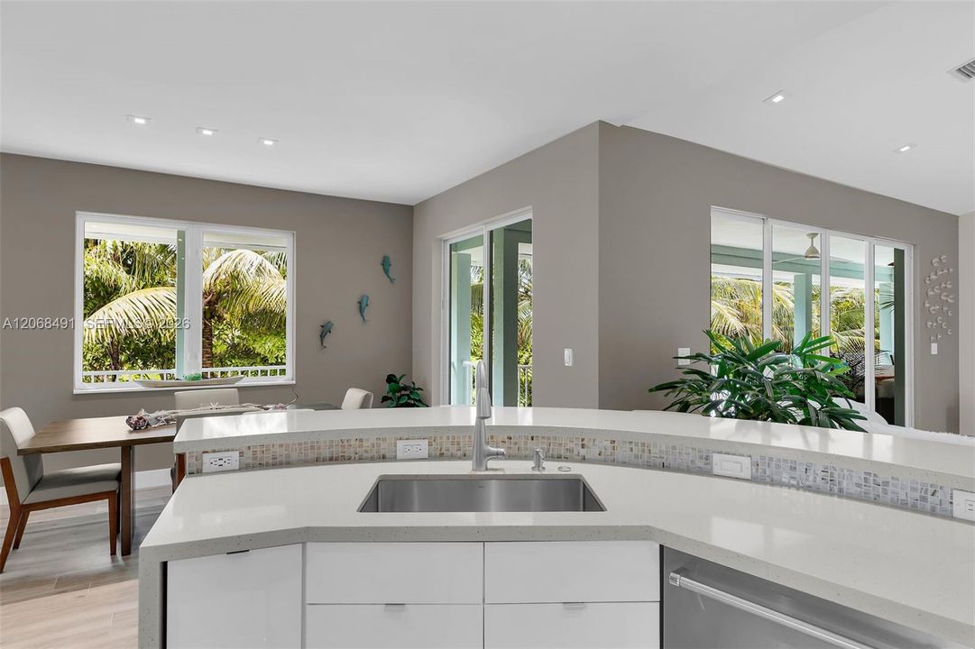 For Sale: $1,975,000 (3 beds, 2 baths, 1761 Square Feet)