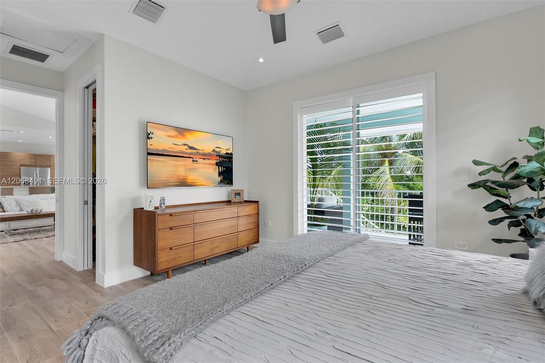 For Sale: $1,975,000 (3 beds, 2 baths, 1761 Square Feet)