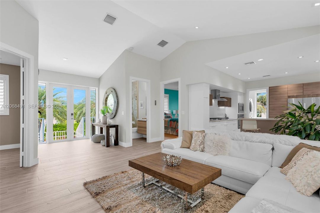 For Sale: $1,975,000 (3 beds, 2 baths, 1761 Square Feet)