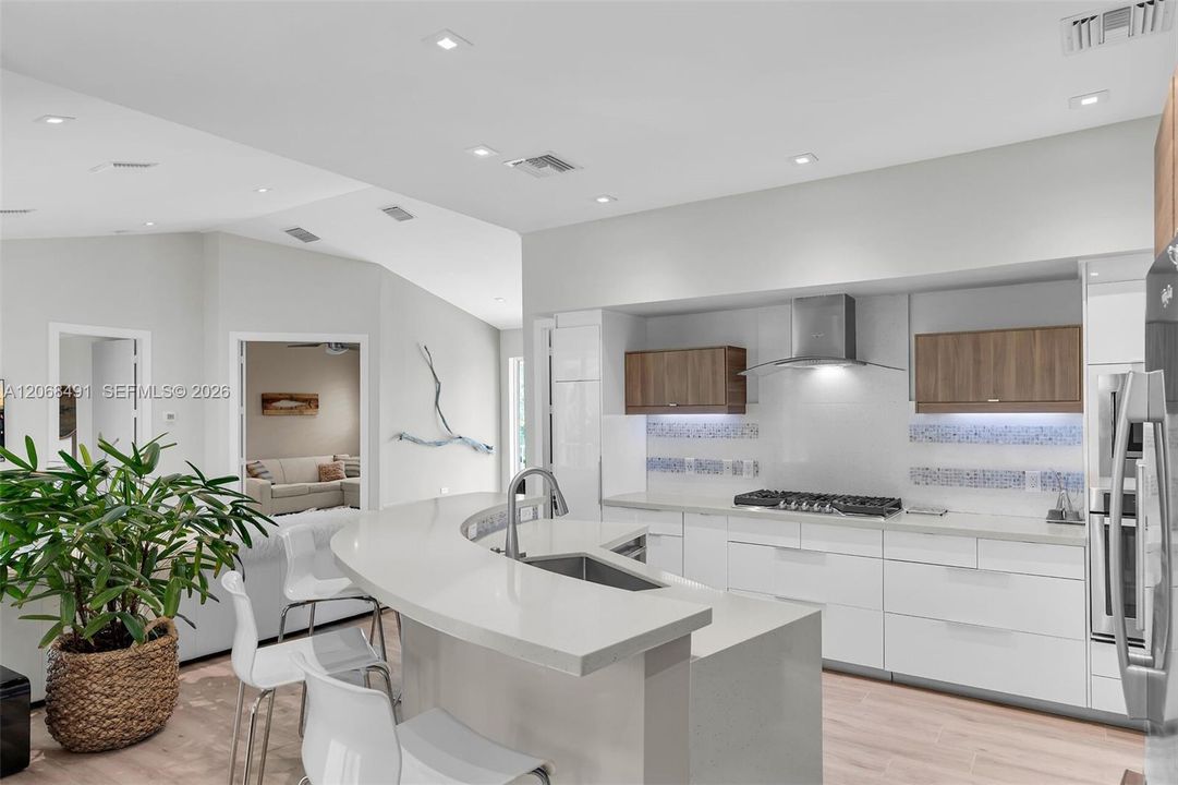 For Sale: $1,975,000 (3 beds, 2 baths, 1761 Square Feet)