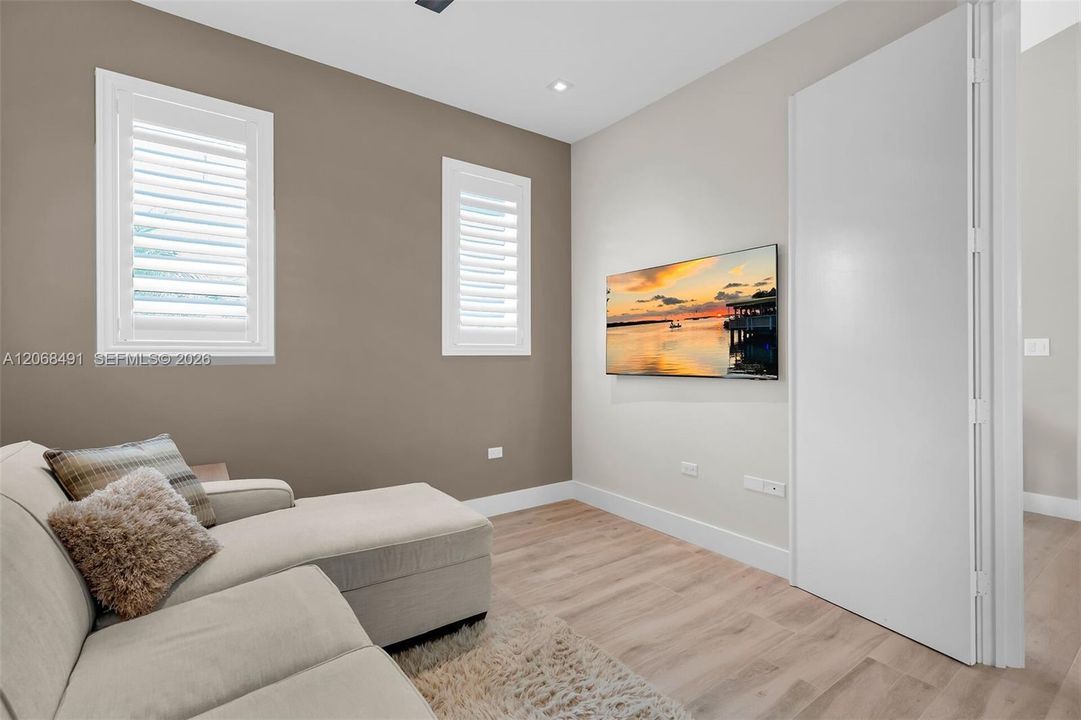 For Sale: $1,975,000 (3 beds, 2 baths, 1761 Square Feet)