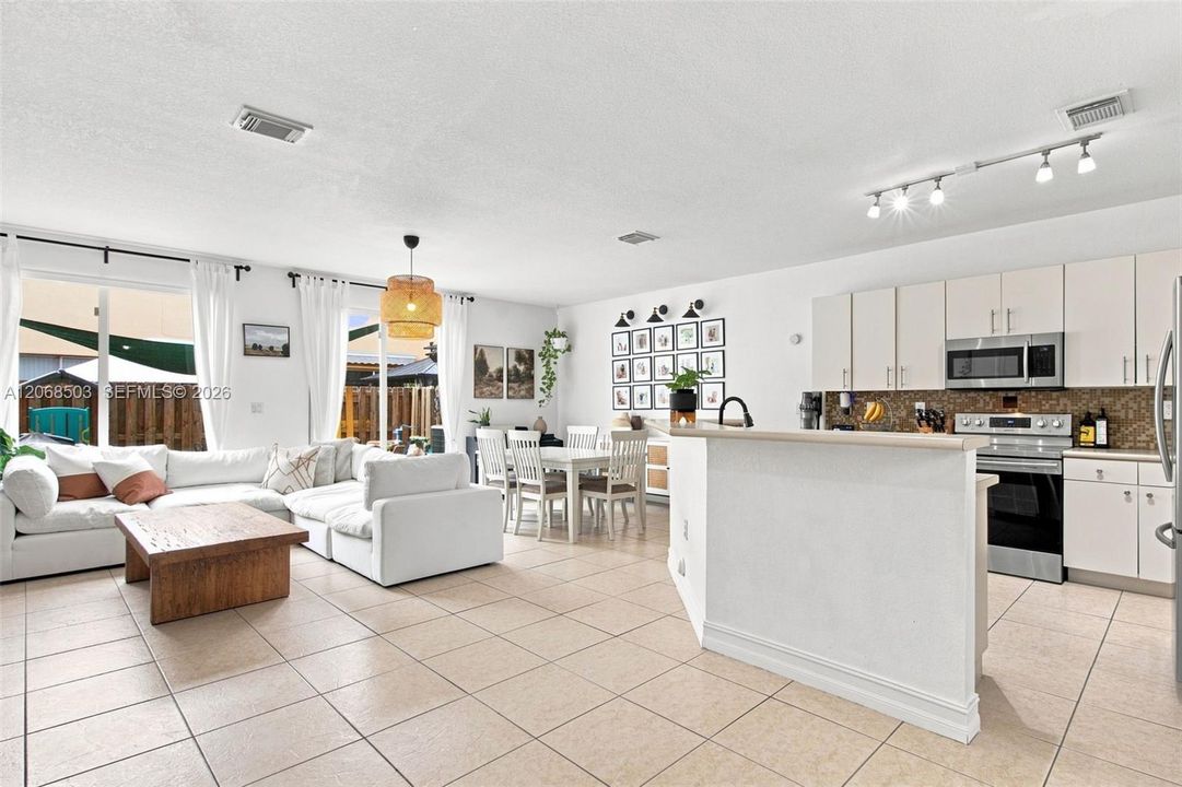 For Sale: $525,000 (3 beds, 2 baths, 1776 Square Feet)
