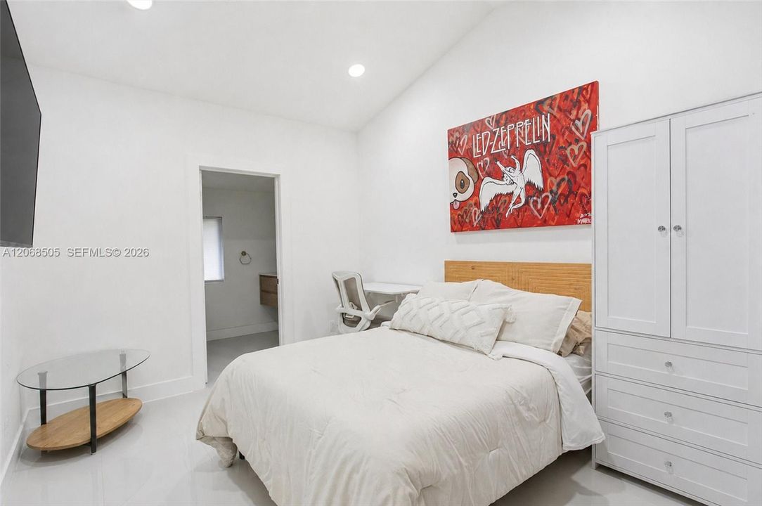 For Sale: $1,290,000 (3 beds, 3 baths, 1400 Square Feet)
