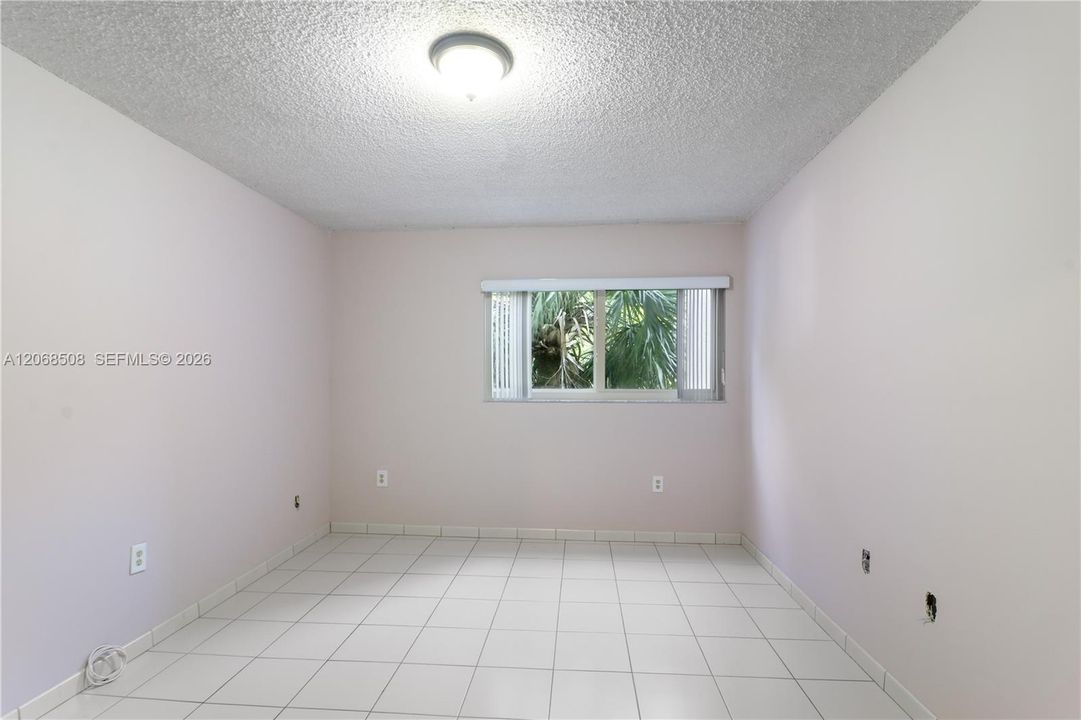 For Sale: $330,000 (2 beds, 1 baths, 906 Square Feet)