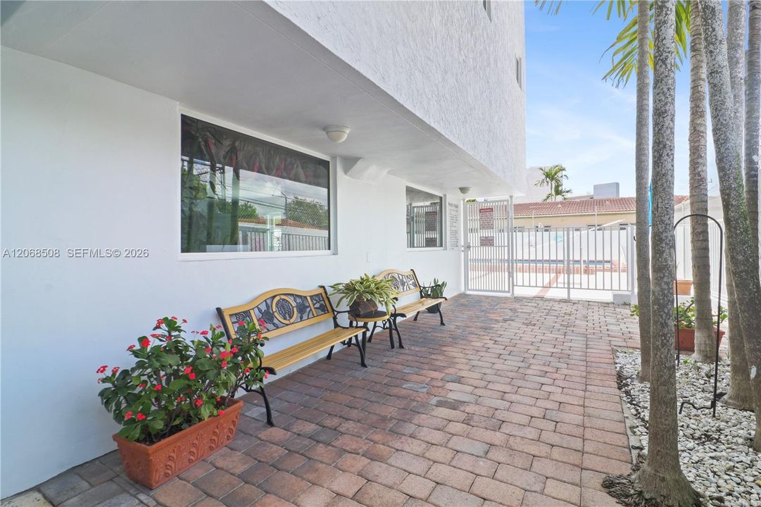 For Sale: $330,000 (2 beds, 1 baths, 906 Square Feet)