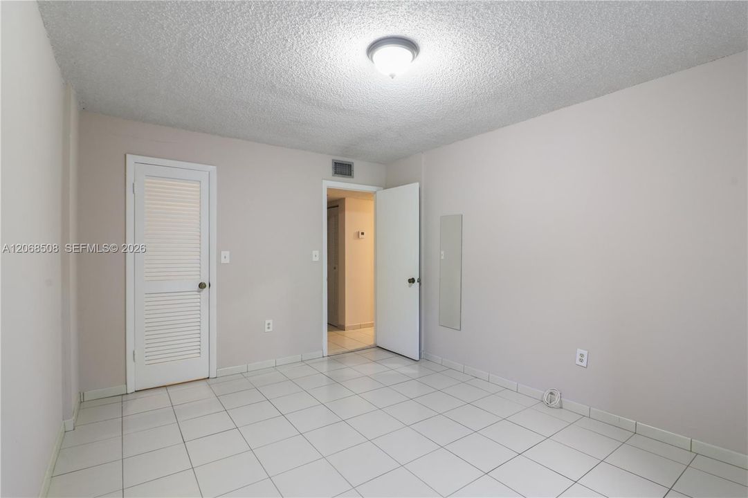For Sale: $330,000 (2 beds, 1 baths, 906 Square Feet)