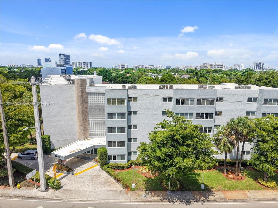 For Sale: $330,000 (2 beds, 1 baths, 906 Square Feet)