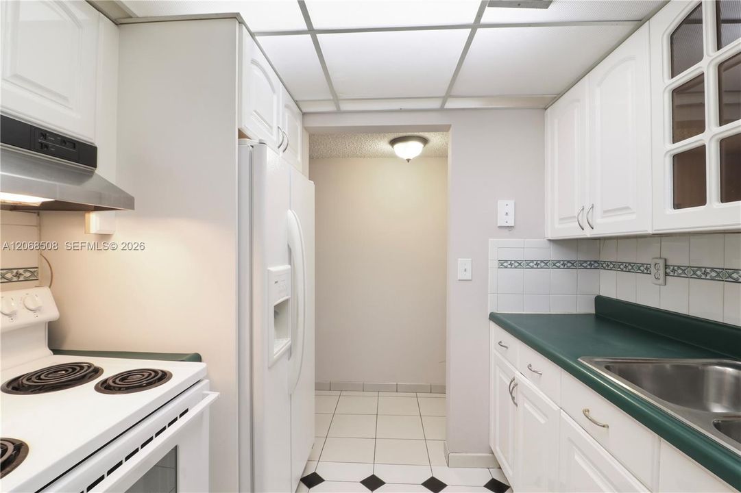 For Sale: $330,000 (2 beds, 1 baths, 906 Square Feet)