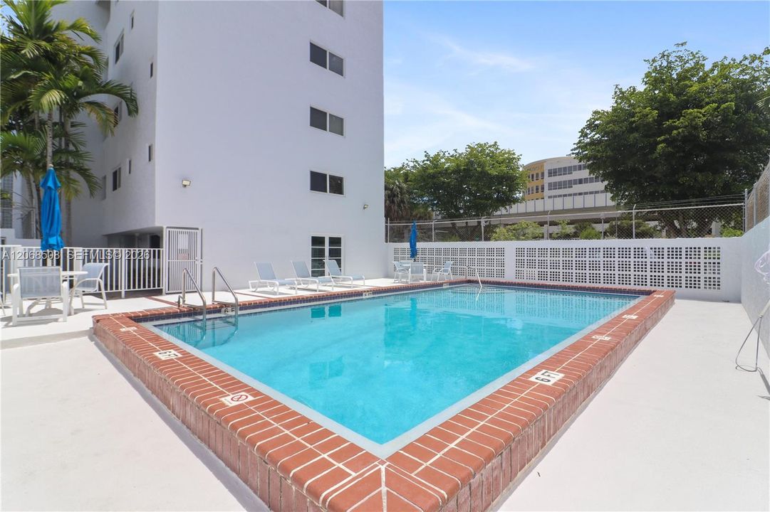 For Sale: $330,000 (2 beds, 1 baths, 906 Square Feet)