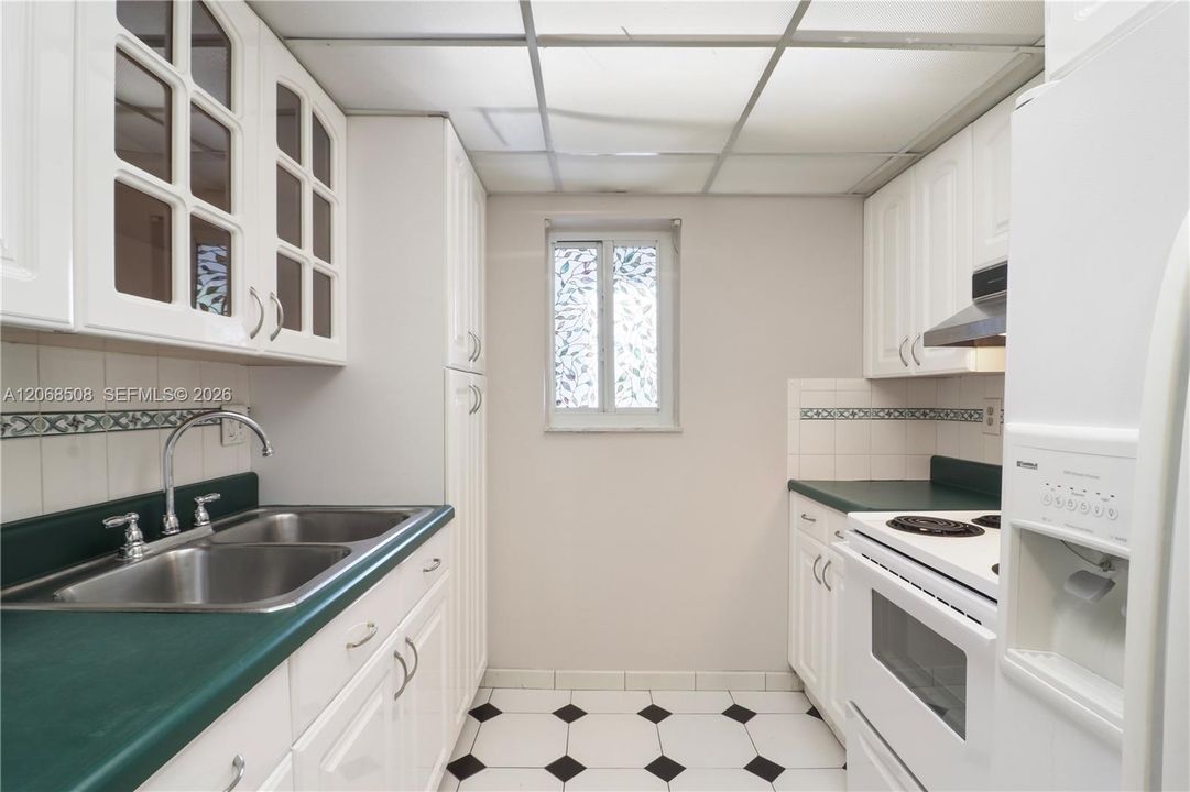 For Sale: $330,000 (2 beds, 1 baths, 906 Square Feet)