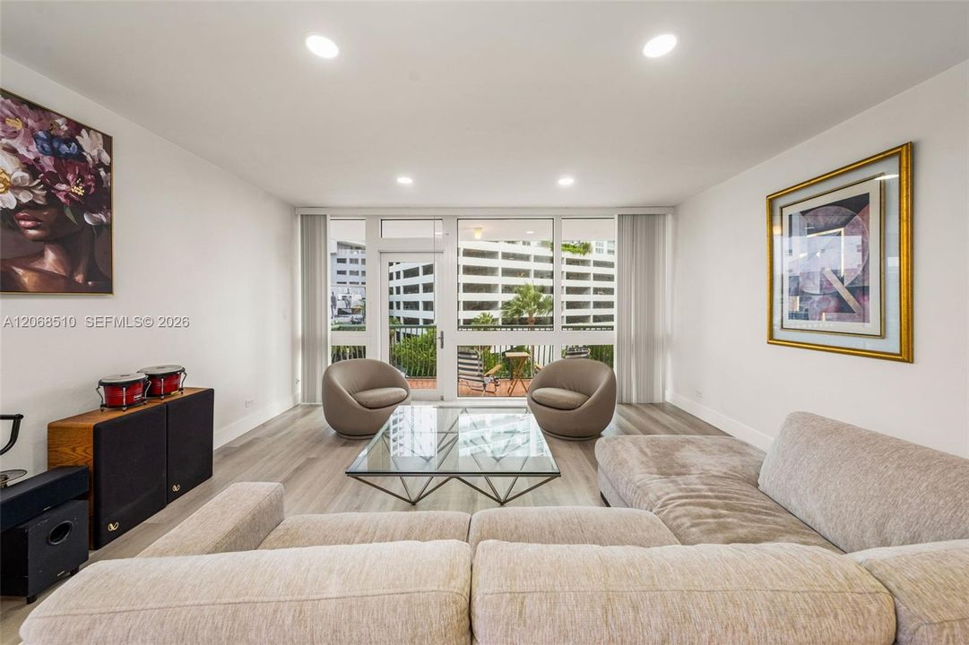 For Sale: $519,000 (2 beds, 2 baths, 1098 Square Feet)