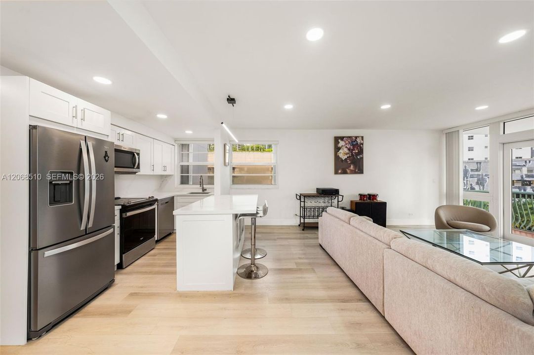 For Sale: $519,000 (2 beds, 2 baths, 1098 Square Feet)