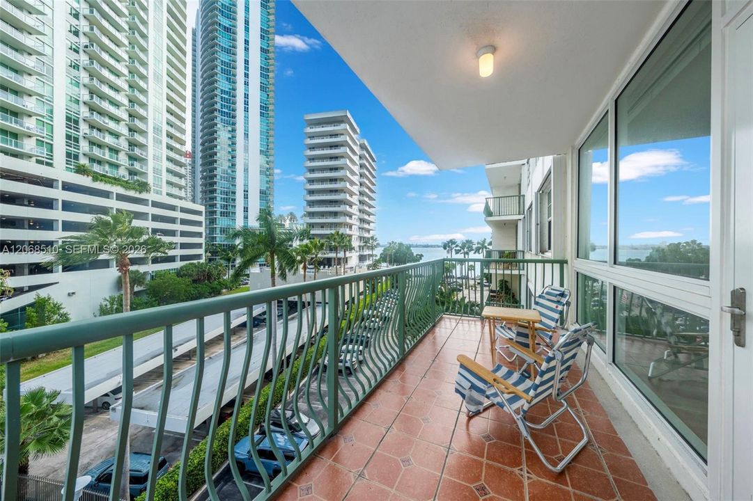 For Sale: $519,000 (2 beds, 2 baths, 1098 Square Feet)