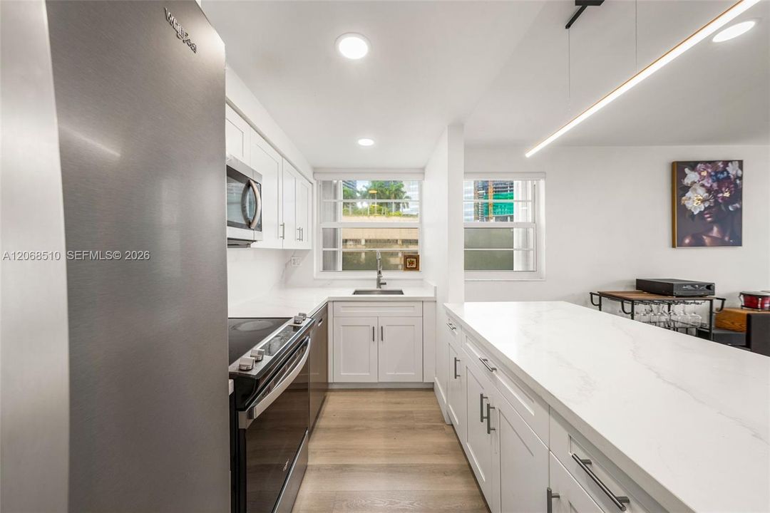 For Sale: $519,000 (2 beds, 2 baths, 1098 Square Feet)