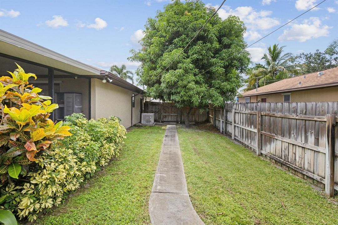 501 NW Colonial Back Yard