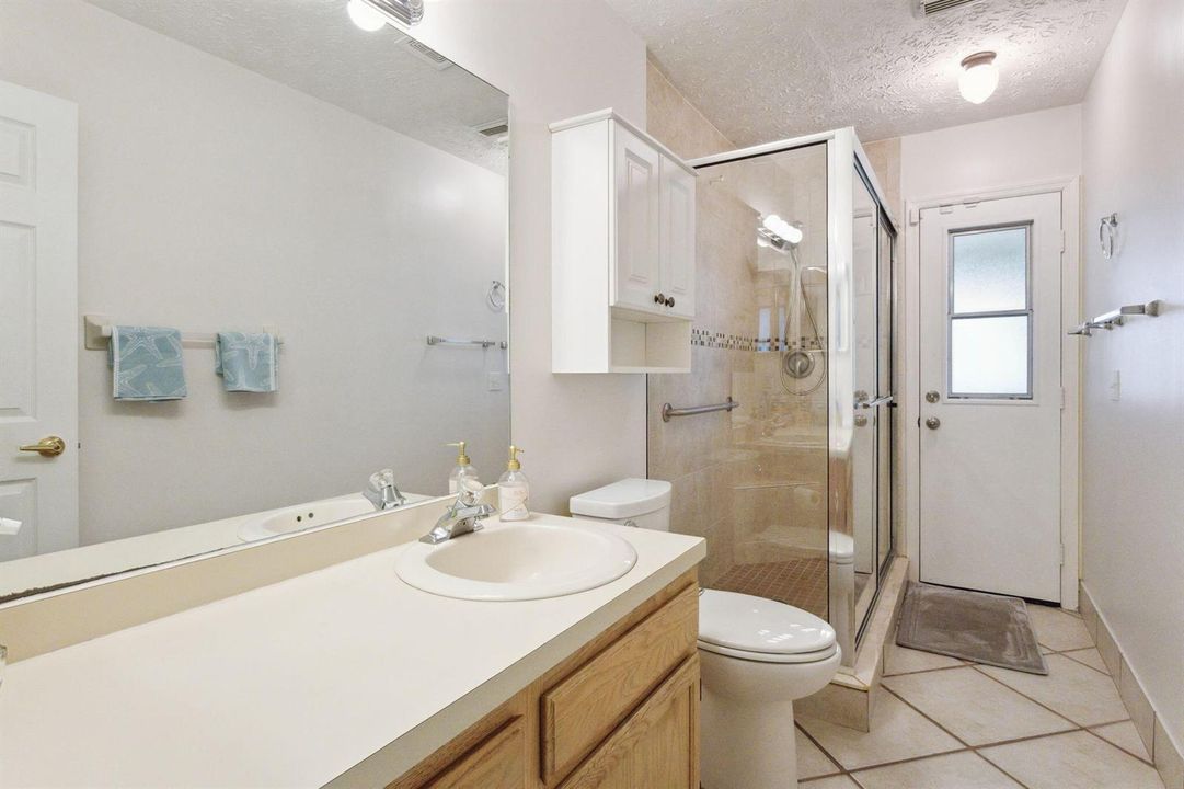 501 NW Colonial Bathroom