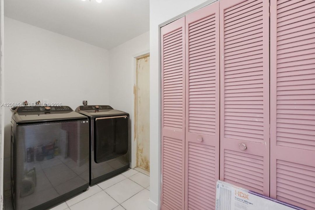 For Sale: $680,000 (3 beds, 2 baths, 2378 Square Feet)