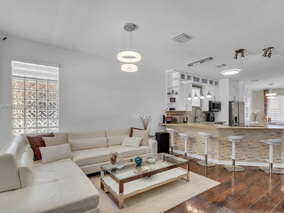 For Rent: $4,900 (4 beds, 2 baths, 2368 Square Feet)