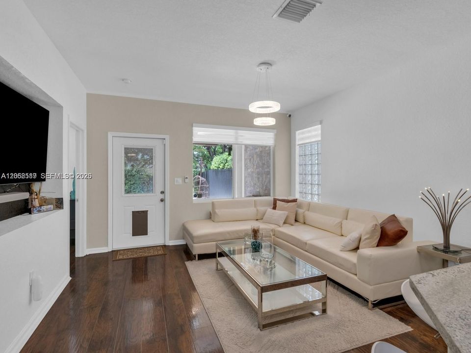 For Rent: $4,900 (4 beds, 2 baths, 2368 Square Feet)