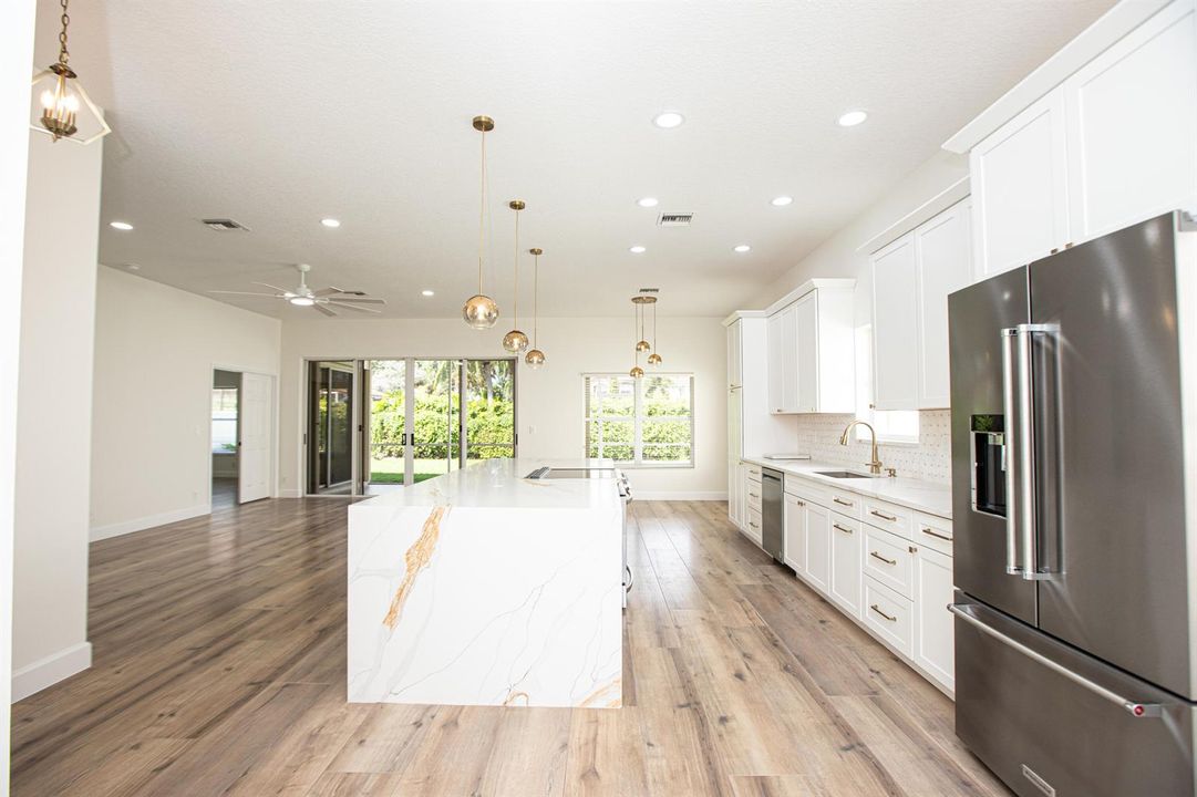Breakfast nook to kitchen