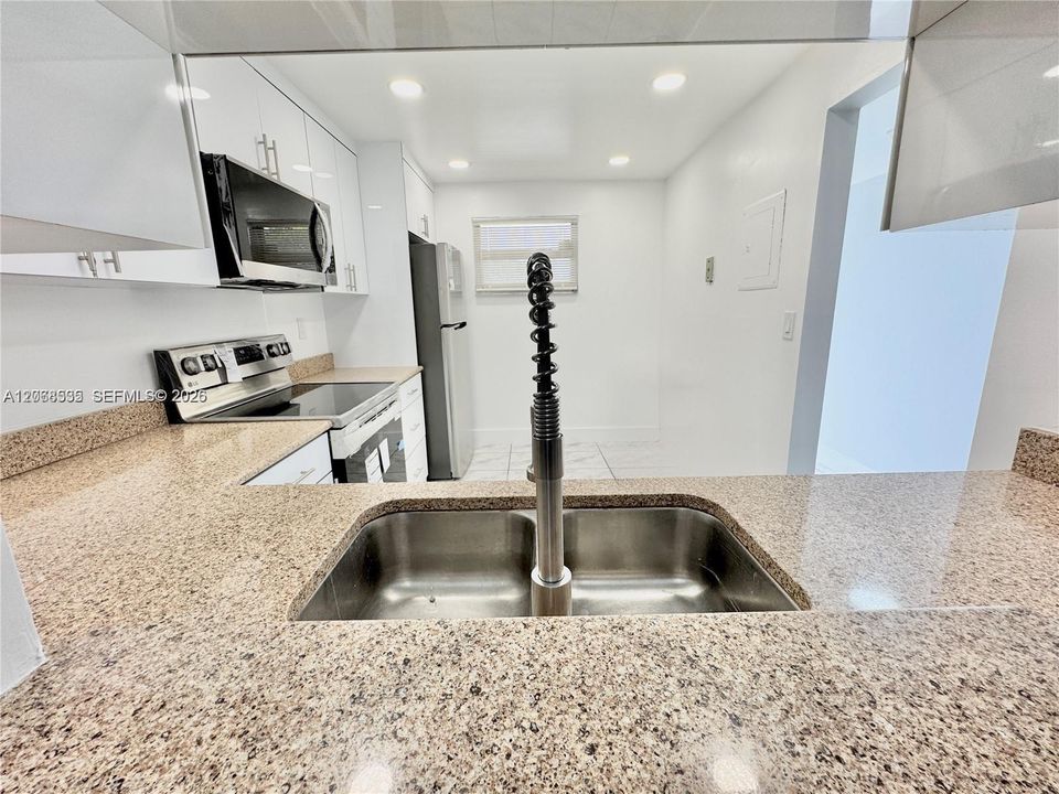 For Rent: $1,850 (2 beds, 2 baths, 990 Square Feet)