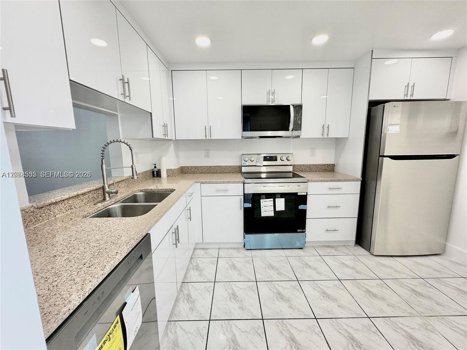 For Rent: $1,850 (2 beds, 2 baths, 990 Square Feet)