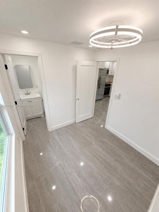 For Sale: $495,000 (5 beds, 3 baths, 940 Square Feet)
