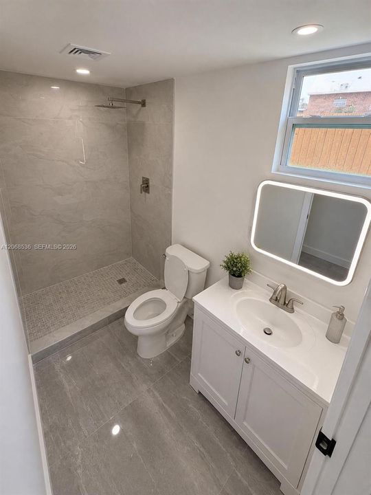 For Sale: $495,000 (5 beds, 3 baths, 940 Square Feet)