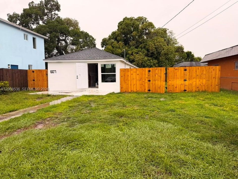 For Sale: $495,000 (5 beds, 3 baths, 940 Square Feet)