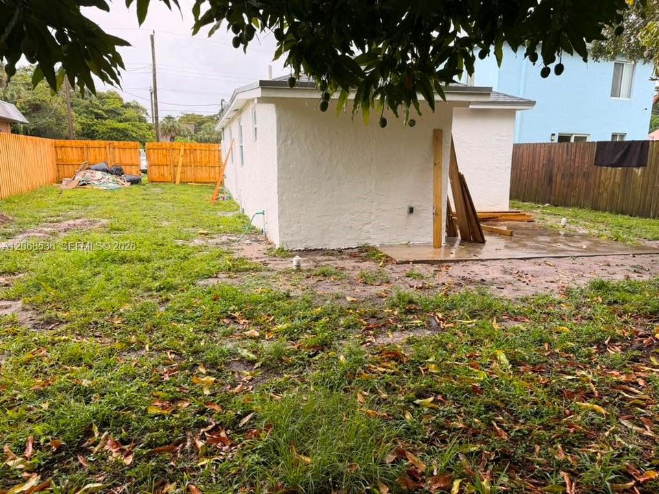 For Sale: $495,000 (5 beds, 3 baths, 940 Square Feet)