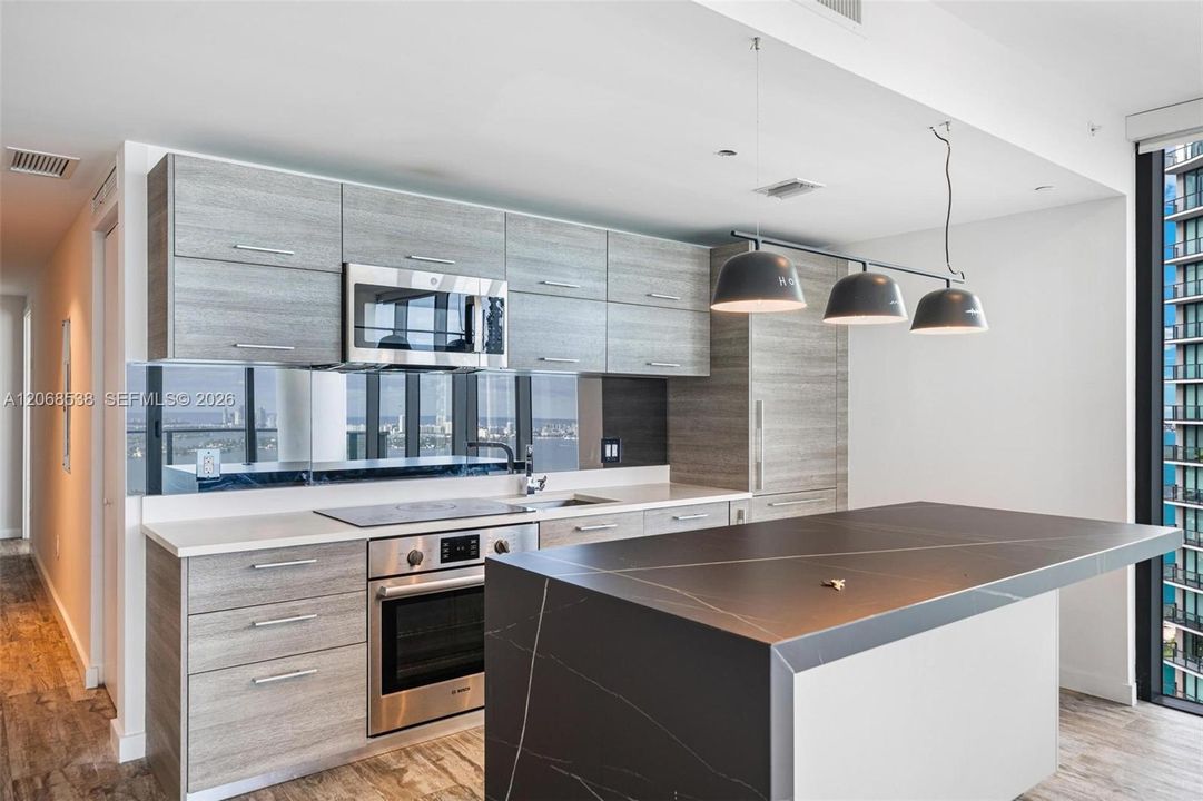 Active With Contract: $5,500 (1 beds, 2 baths, 898 Square Feet)