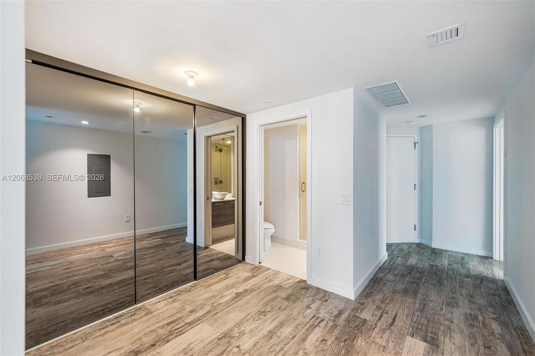 Active With Contract: $5,500 (1 beds, 2 baths, 898 Square Feet)