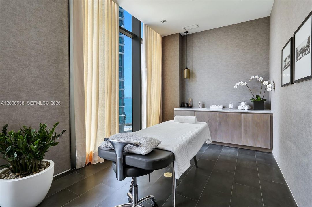 Active With Contract: $5,500 (1 beds, 2 baths, 898 Square Feet)