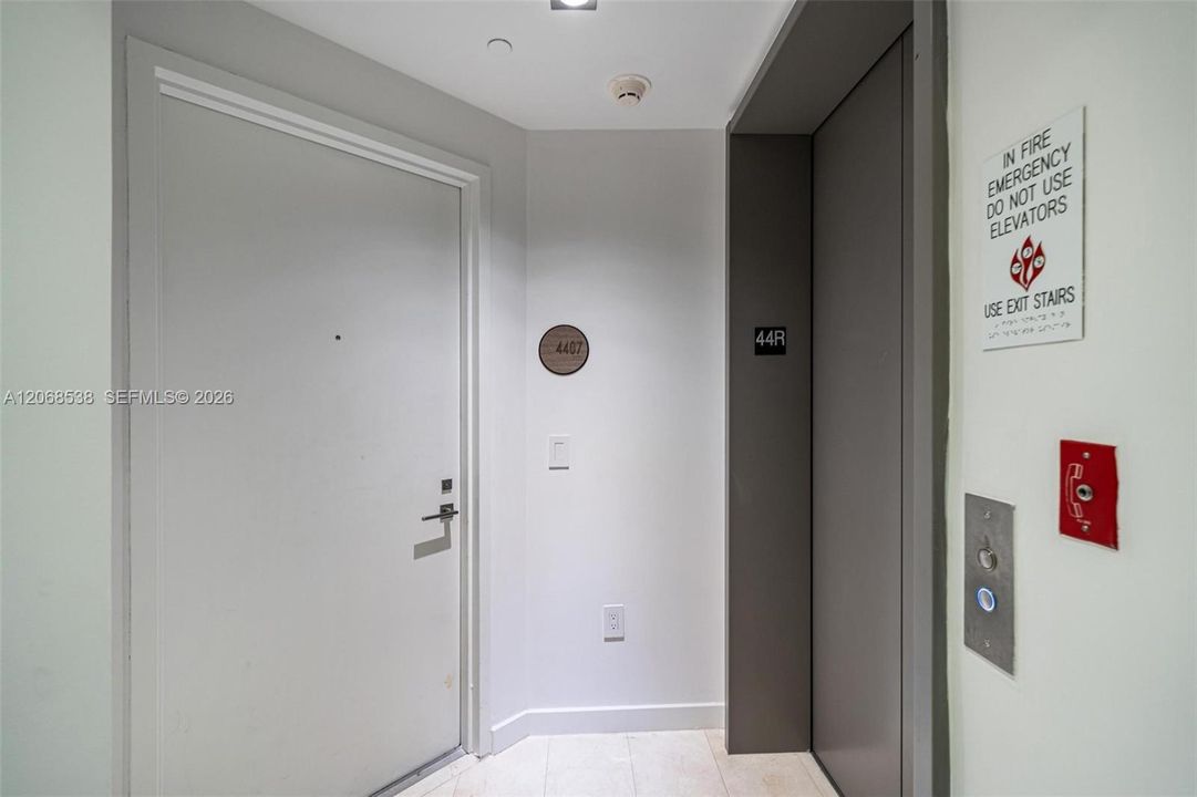 Active With Contract: $5,500 (1 beds, 2 baths, 898 Square Feet)