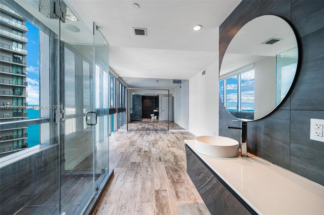 Active With Contract: $5,500 (1 beds, 2 baths, 898 Square Feet)