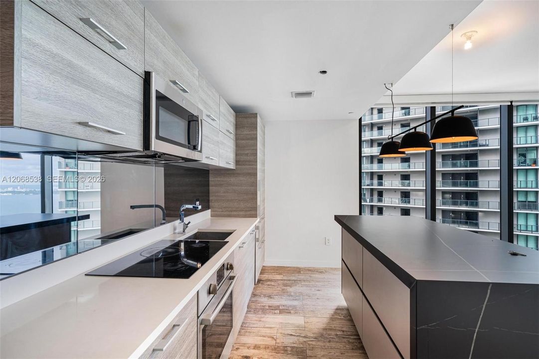 Active With Contract: $5,500 (1 beds, 2 baths, 898 Square Feet)