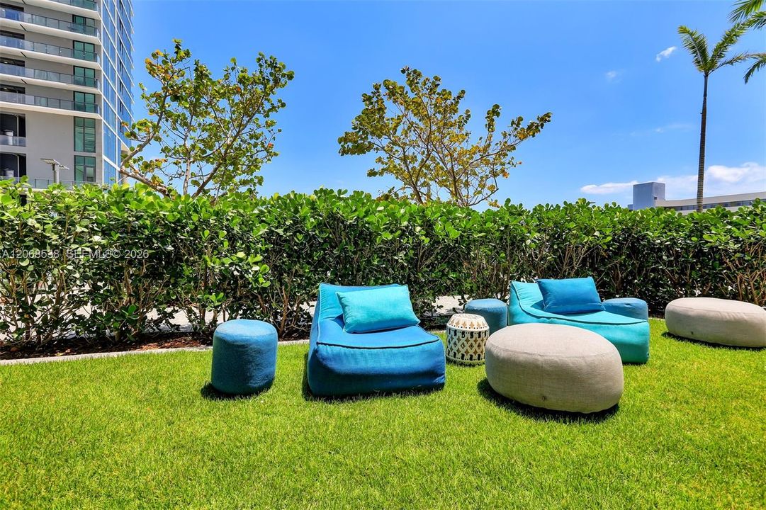 Active With Contract: $5,500 (1 beds, 2 baths, 898 Square Feet)