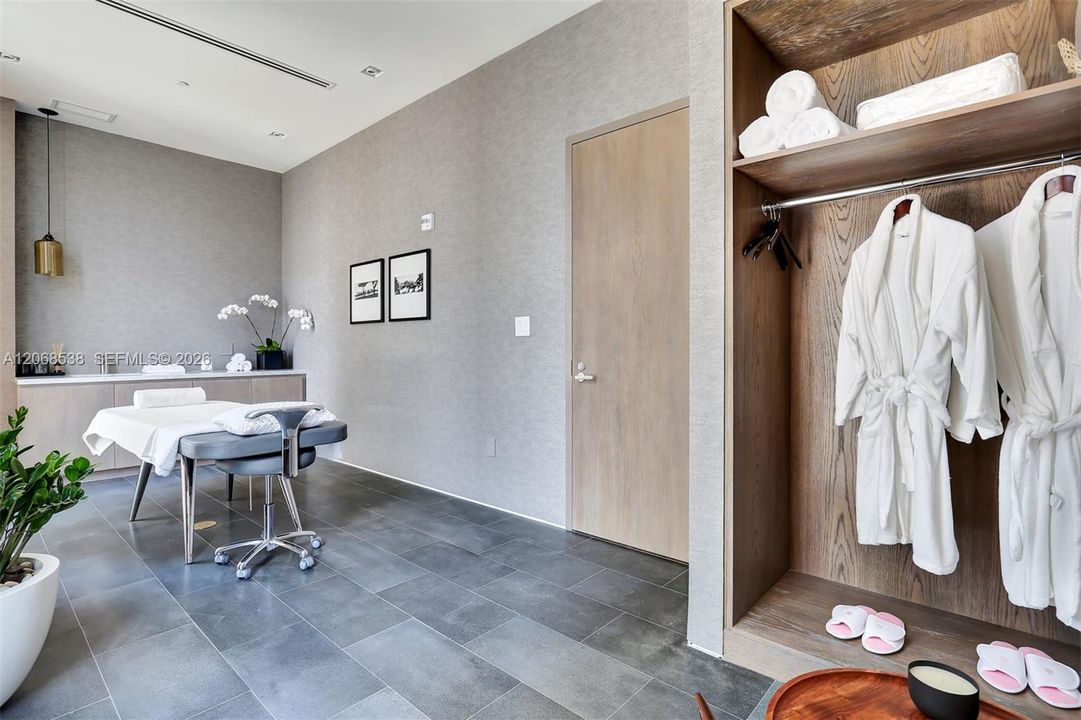 Active With Contract: $5,500 (1 beds, 2 baths, 898 Square Feet)