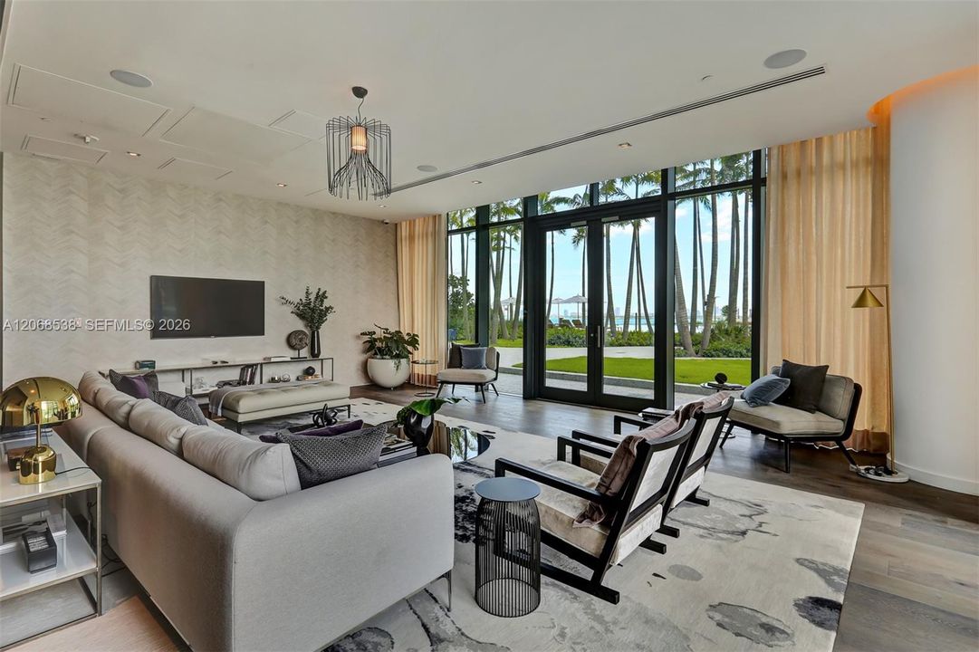 Active With Contract: $5,500 (1 beds, 2 baths, 898 Square Feet)