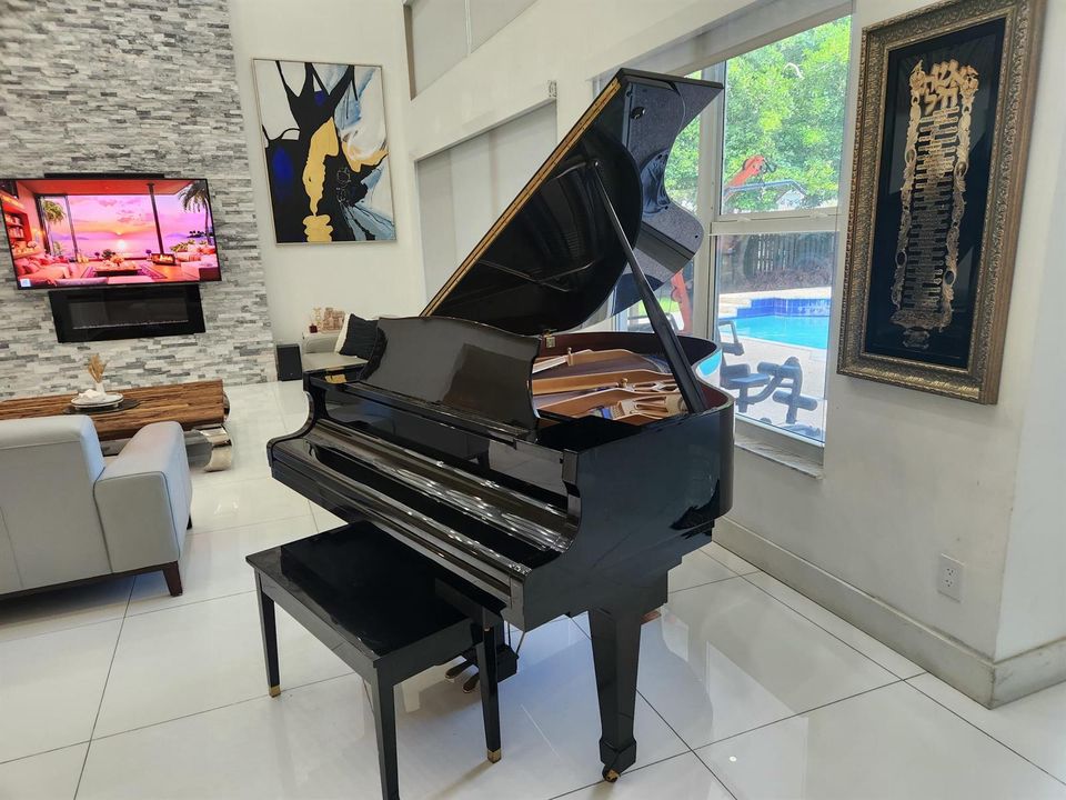 Grand Piano Space