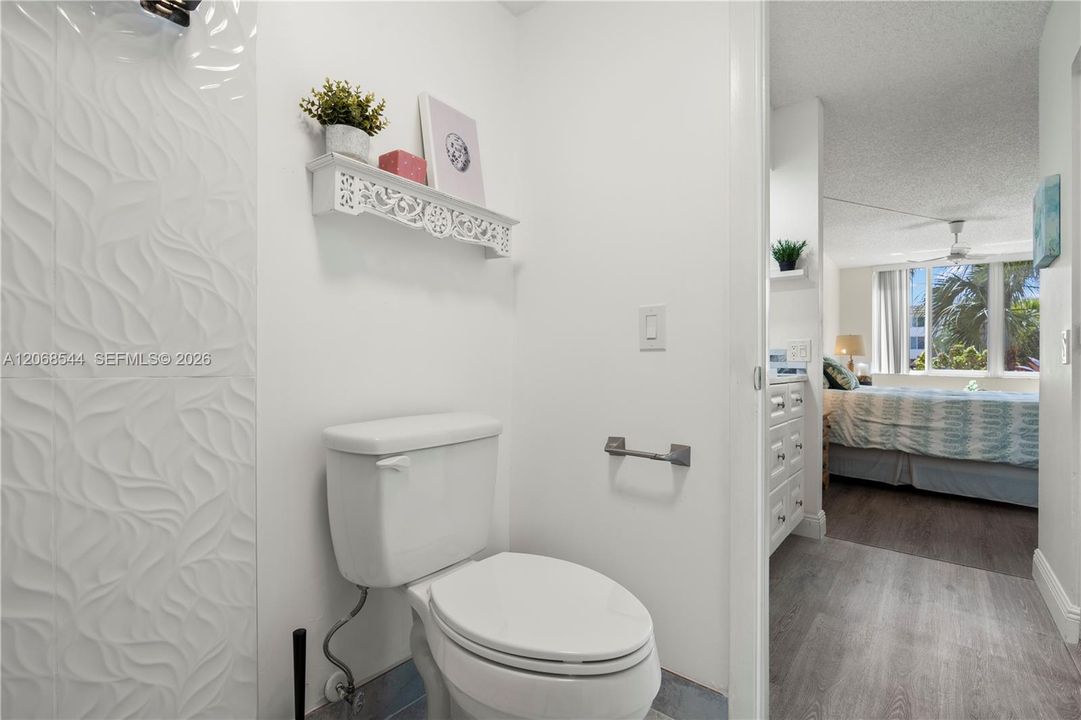 For Sale: $124,000 (1 beds, 1 baths, 720 Square Feet)