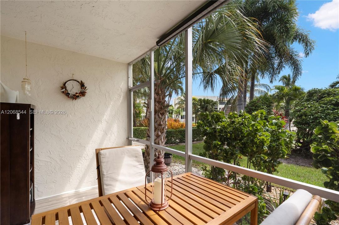 For Sale: $124,000 (1 beds, 1 baths, 720 Square Feet)