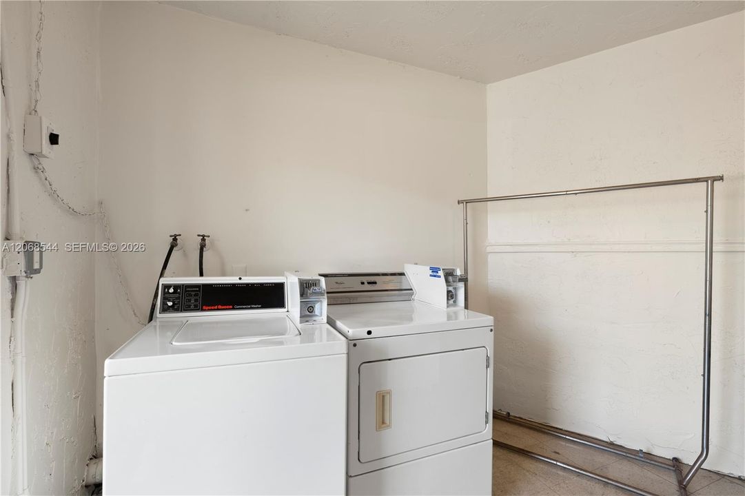 For Sale: $124,000 (1 beds, 1 baths, 720 Square Feet)