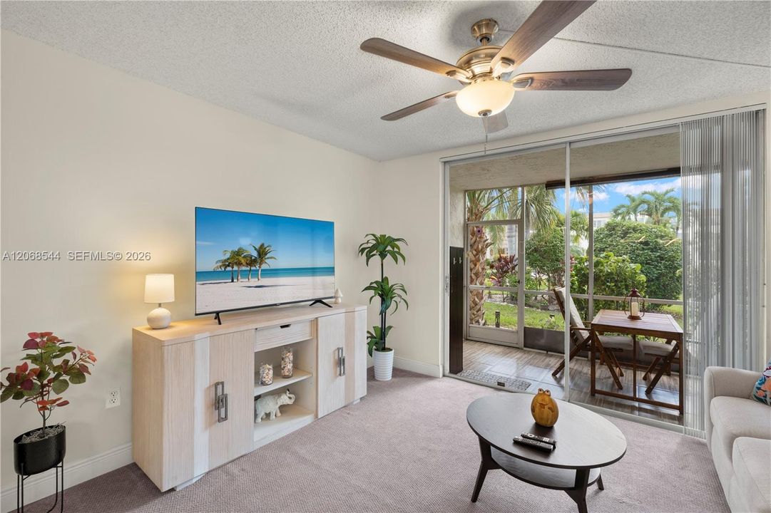 For Sale: $124,000 (1 beds, 1 baths, 720 Square Feet)