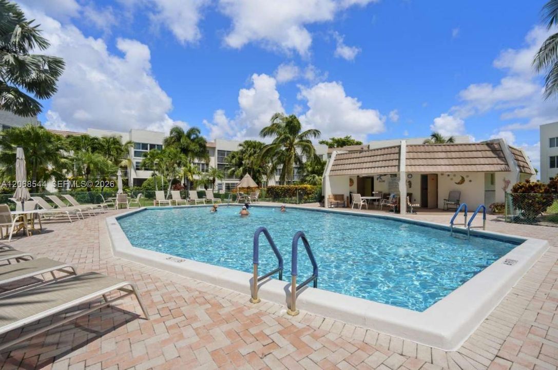 For Sale: $124,000 (1 beds, 1 baths, 720 Square Feet)