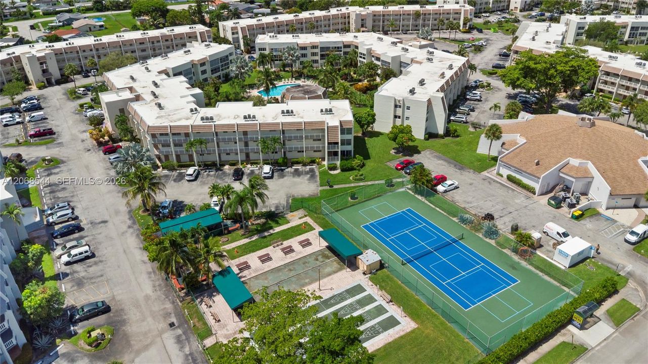 For Sale: $124,000 (1 beds, 1 baths, 720 Square Feet)