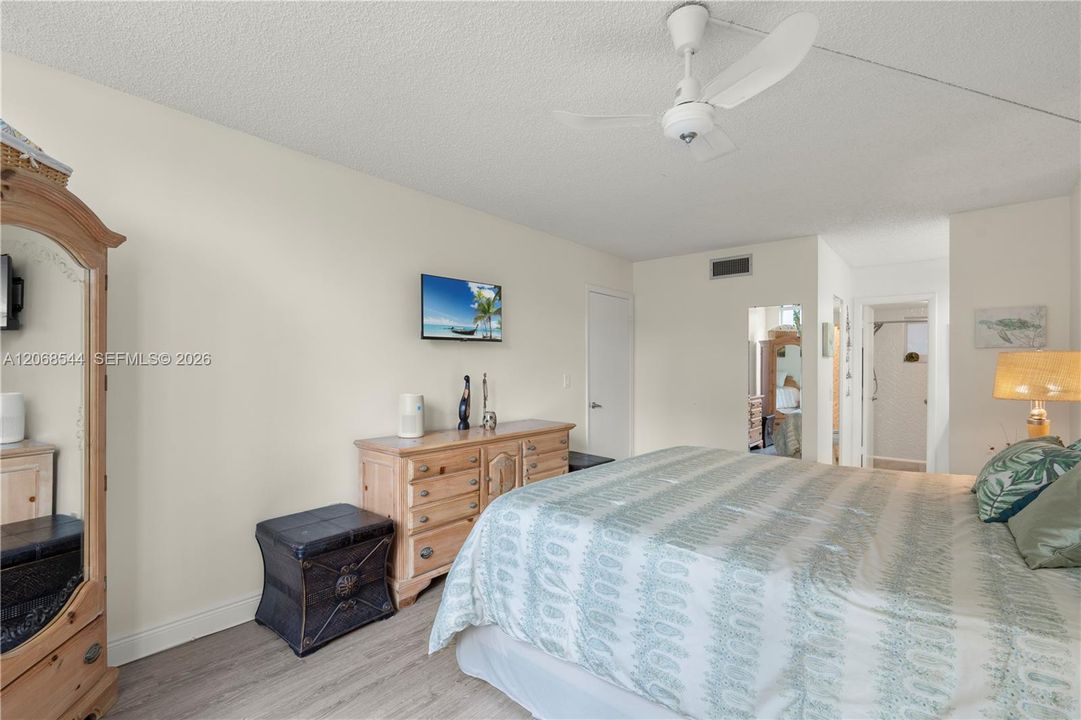 For Sale: $124,000 (1 beds, 1 baths, 720 Square Feet)