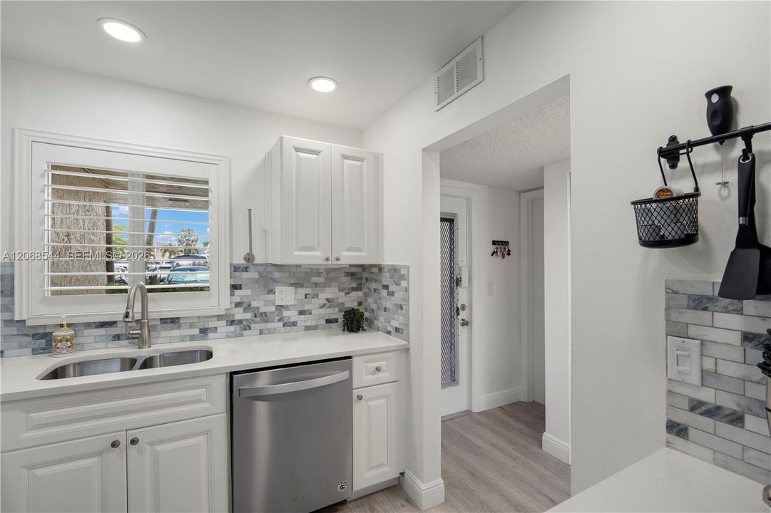 For Sale: $124,000 (1 beds, 1 baths, 720 Square Feet)